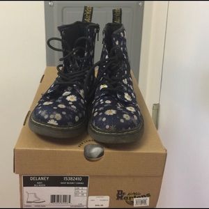 🌼Dr. Martens Delaney Daisy Bloom Canvas🌼